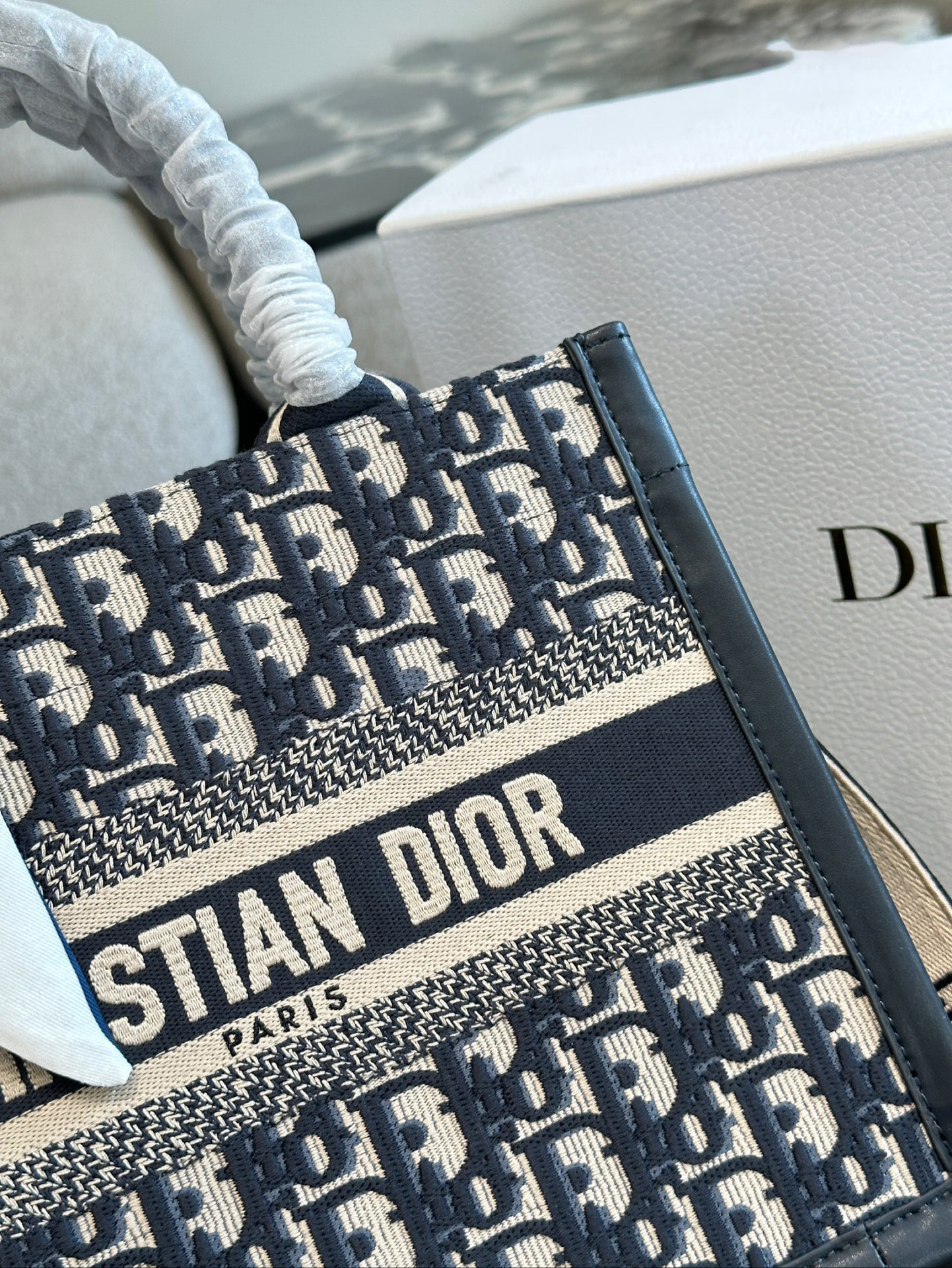 ディオール Dior Book Tote バッグ スモール、ミディアムの2つのサイズ