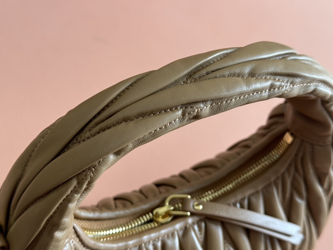 ミュウ ミウ(Miu Miu)ワンダー マトラッセ ラムスキンのホーボー ミニバッグ