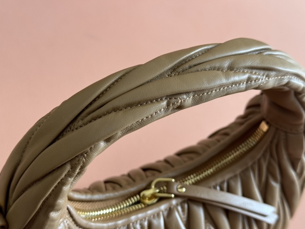 ミュウ ミウ(Miu Miu)ワンダー マトラッセ ラムスキンのホーボー ミニバッグ