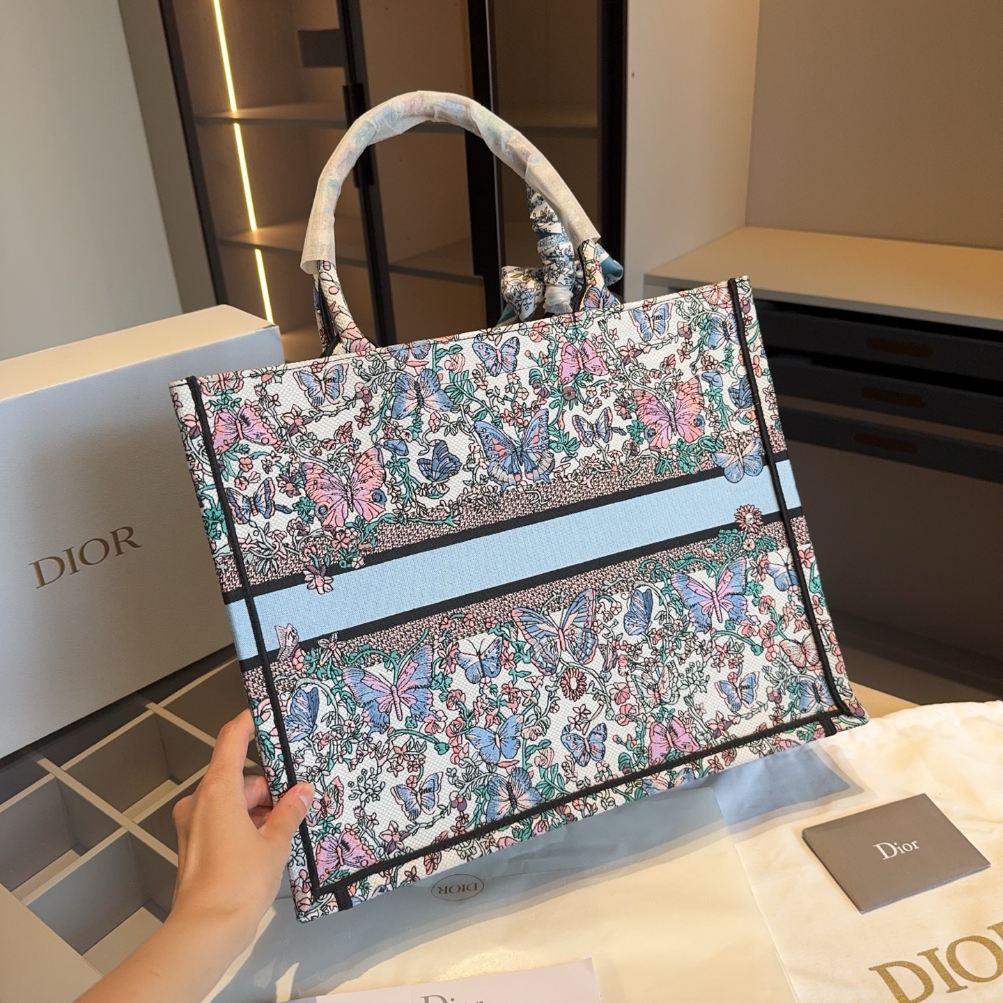 ディオール Dior Book Tote バッグ スモール、ミディアム、ラージの3つのサイズ
