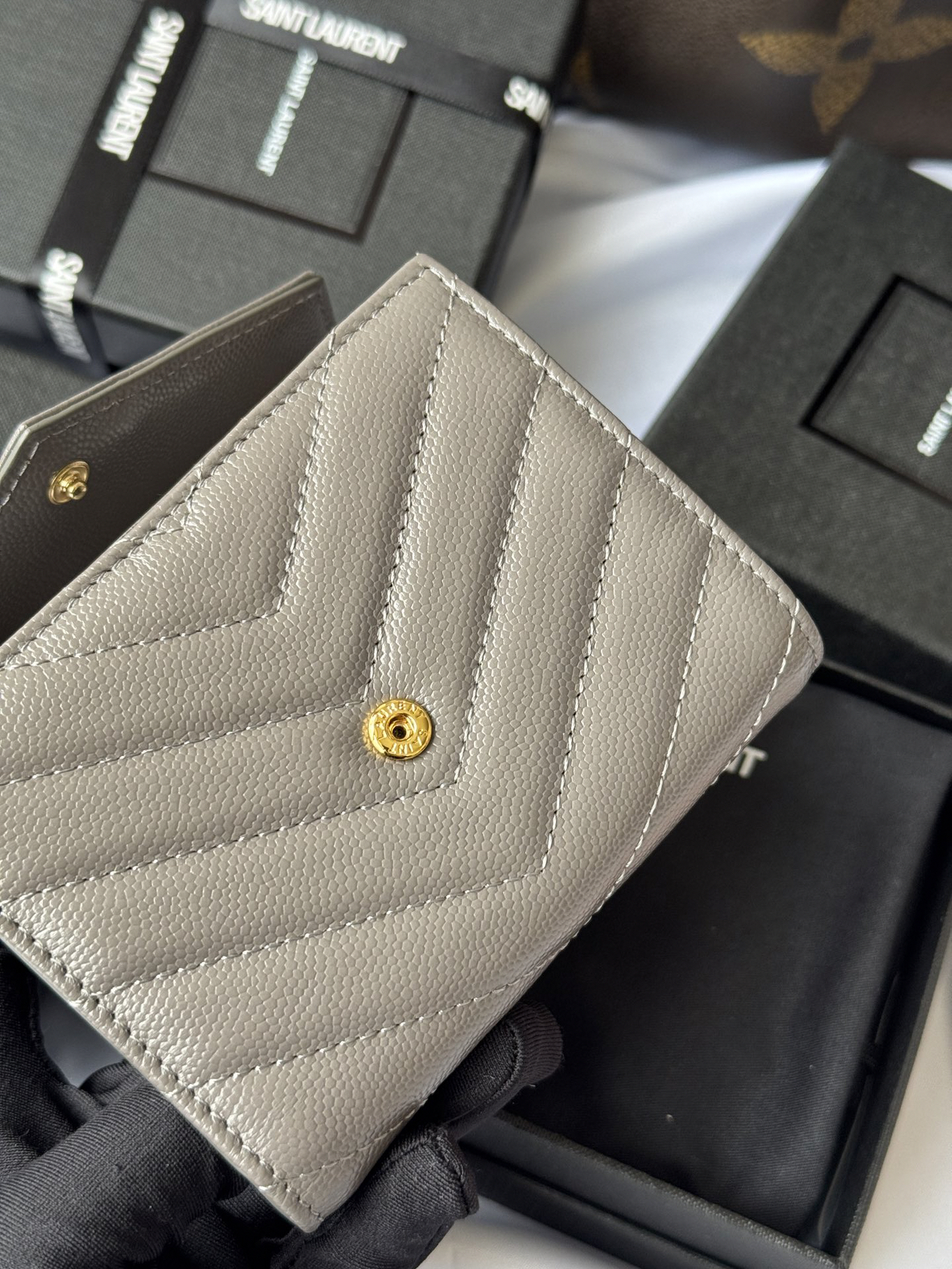 サンローラン「Saint Laurent」CASSANDRE MATELASSÉ 三つ折り財布