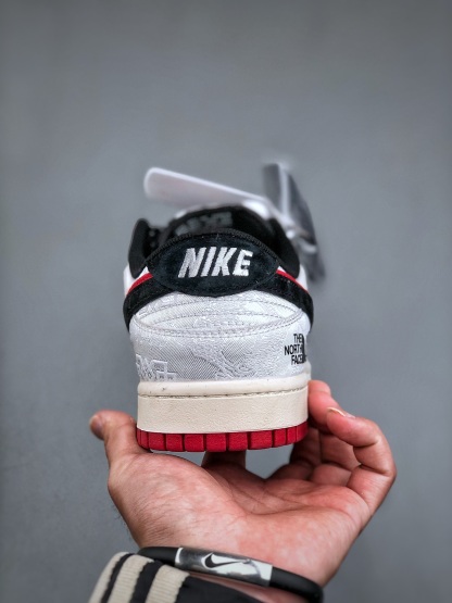 「コラボモデル」The North Face x Nike  SB Dunk Low 'Black Red Silk' ダブルスウッシュ スニーカー
