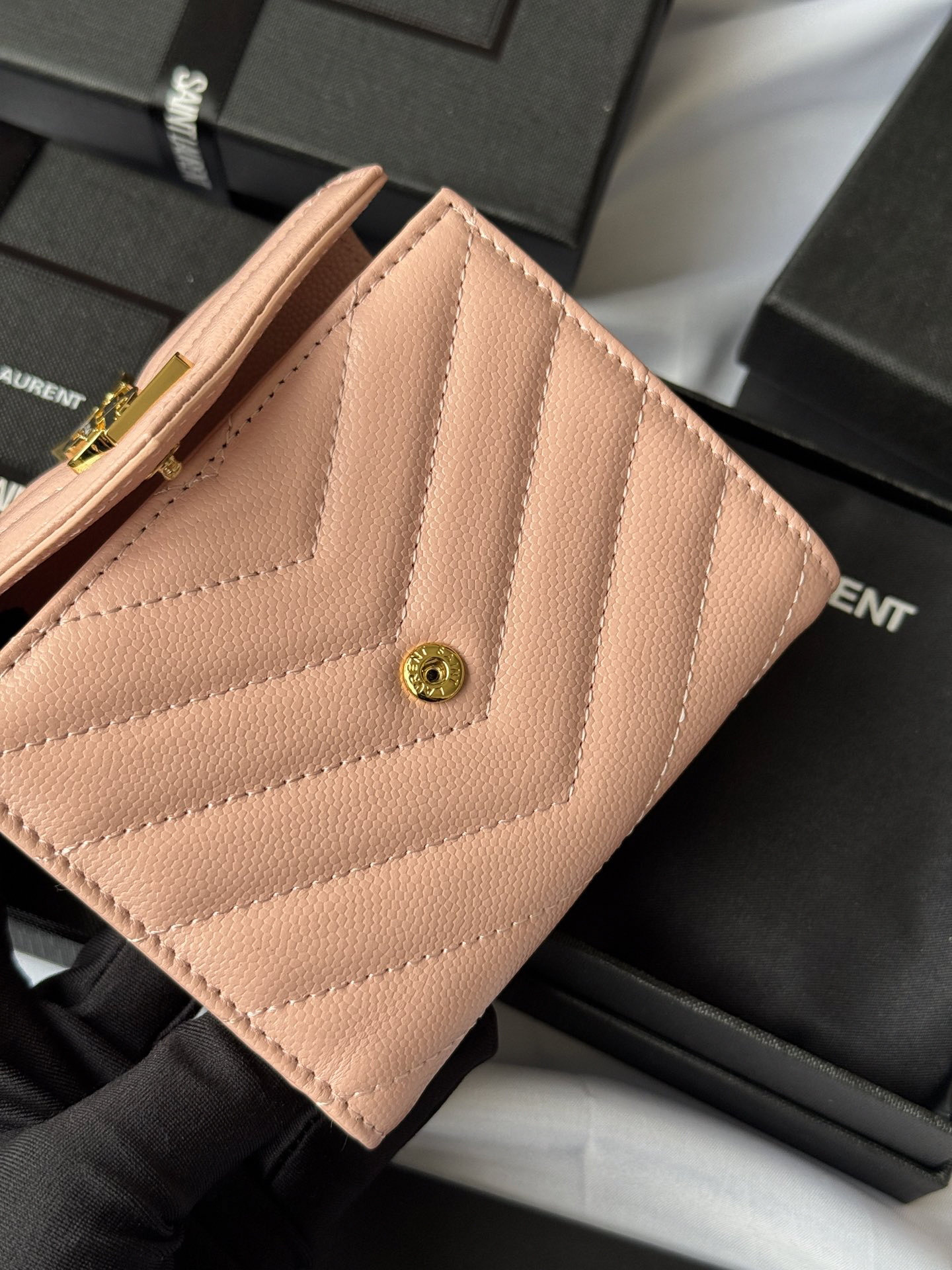 サンローラン「Saint Laurent」CASSANDRE MATELASSÉ 三つ折り財布