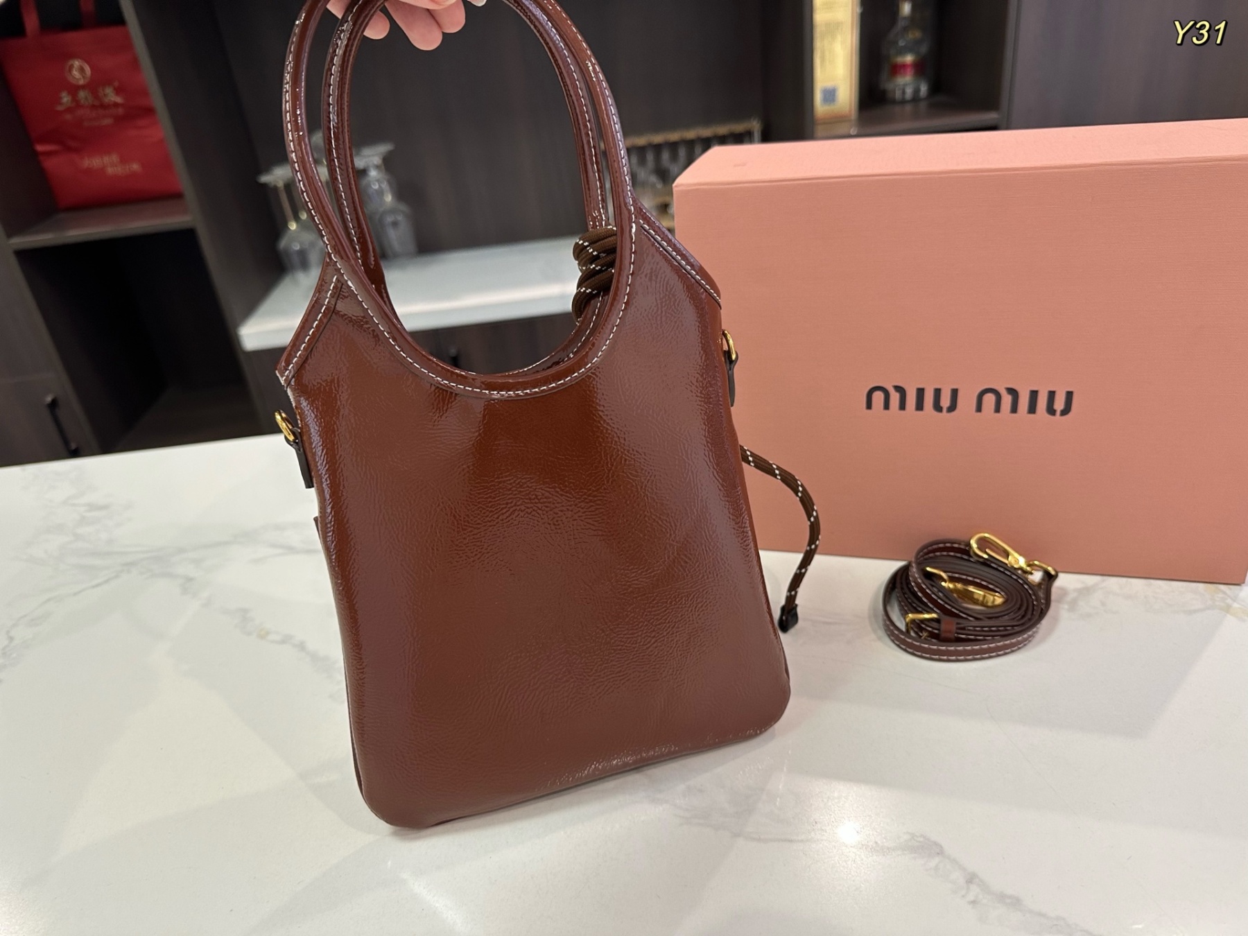 ミュウミュウ「Miu Miu」ラミー アイビートートバッグ コンパクトスリムシルエット