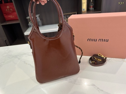 ミュウミュウ「Miu Miu」ラミー アイビートートバッグ コンパクトスリムシルエット