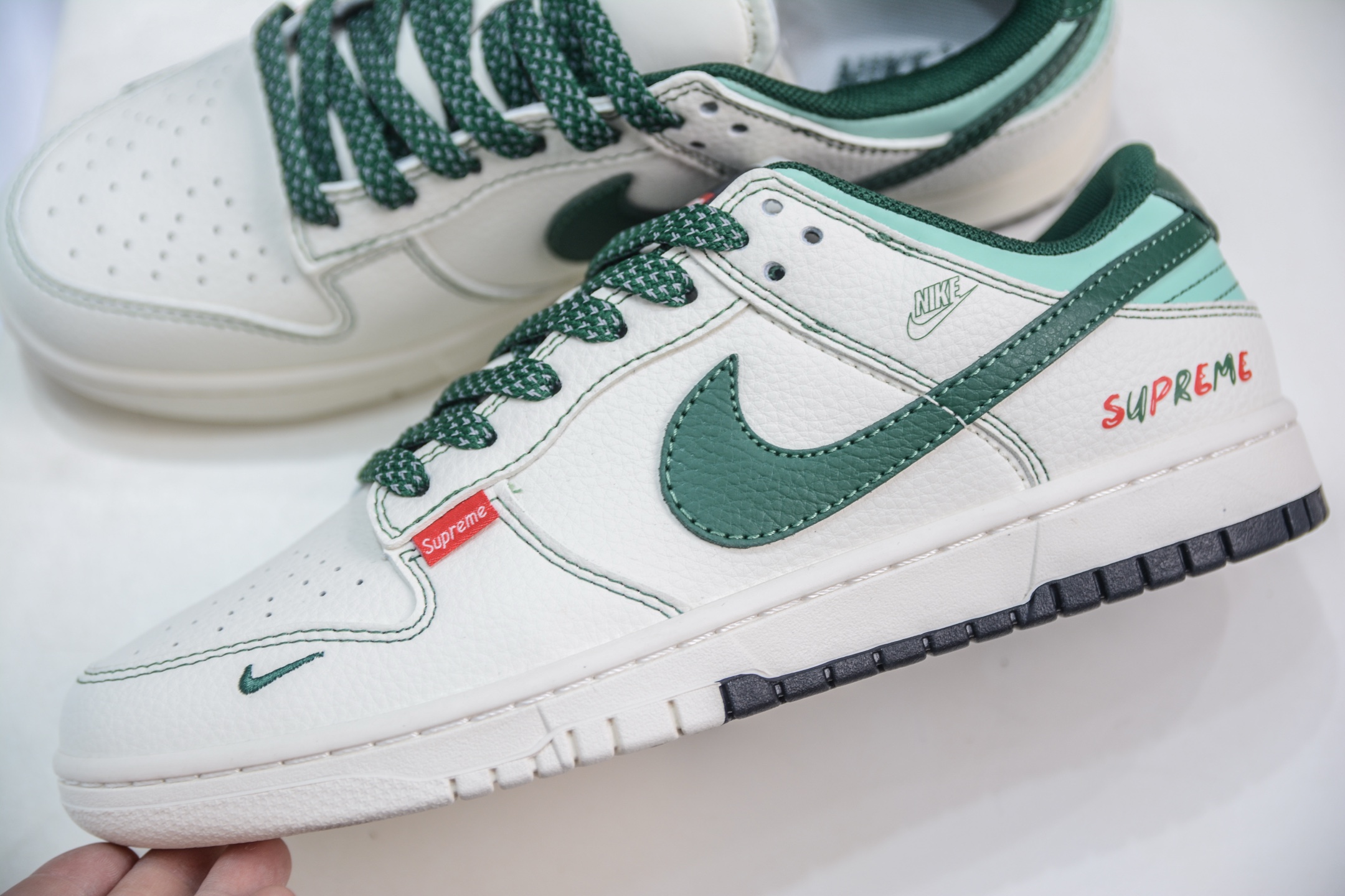 「コラボモデル」Supreme x Nike SB Dunk Low スニーカー