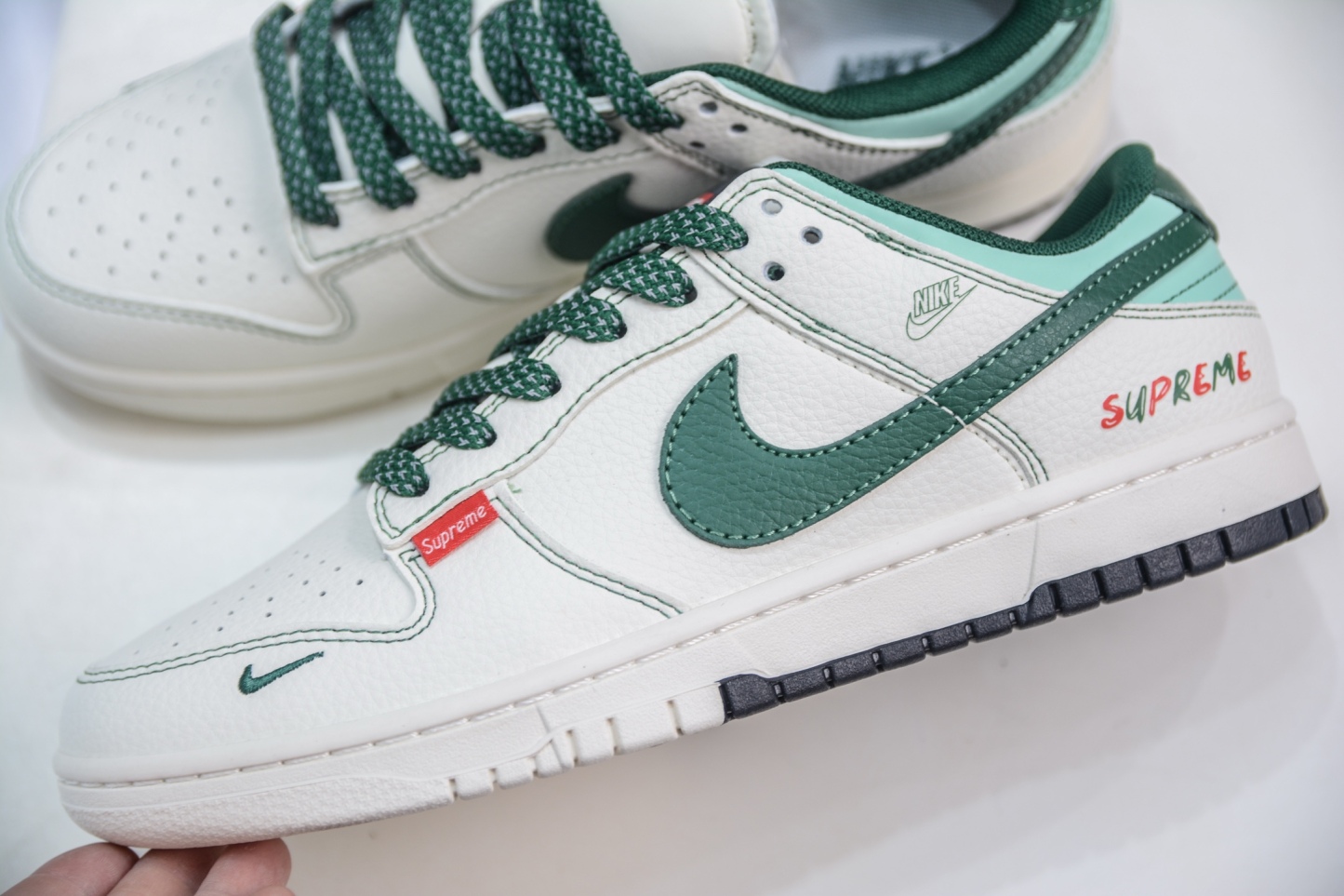 「コラボモデル」Supreme x Nike SB Dunk Low スニーカー