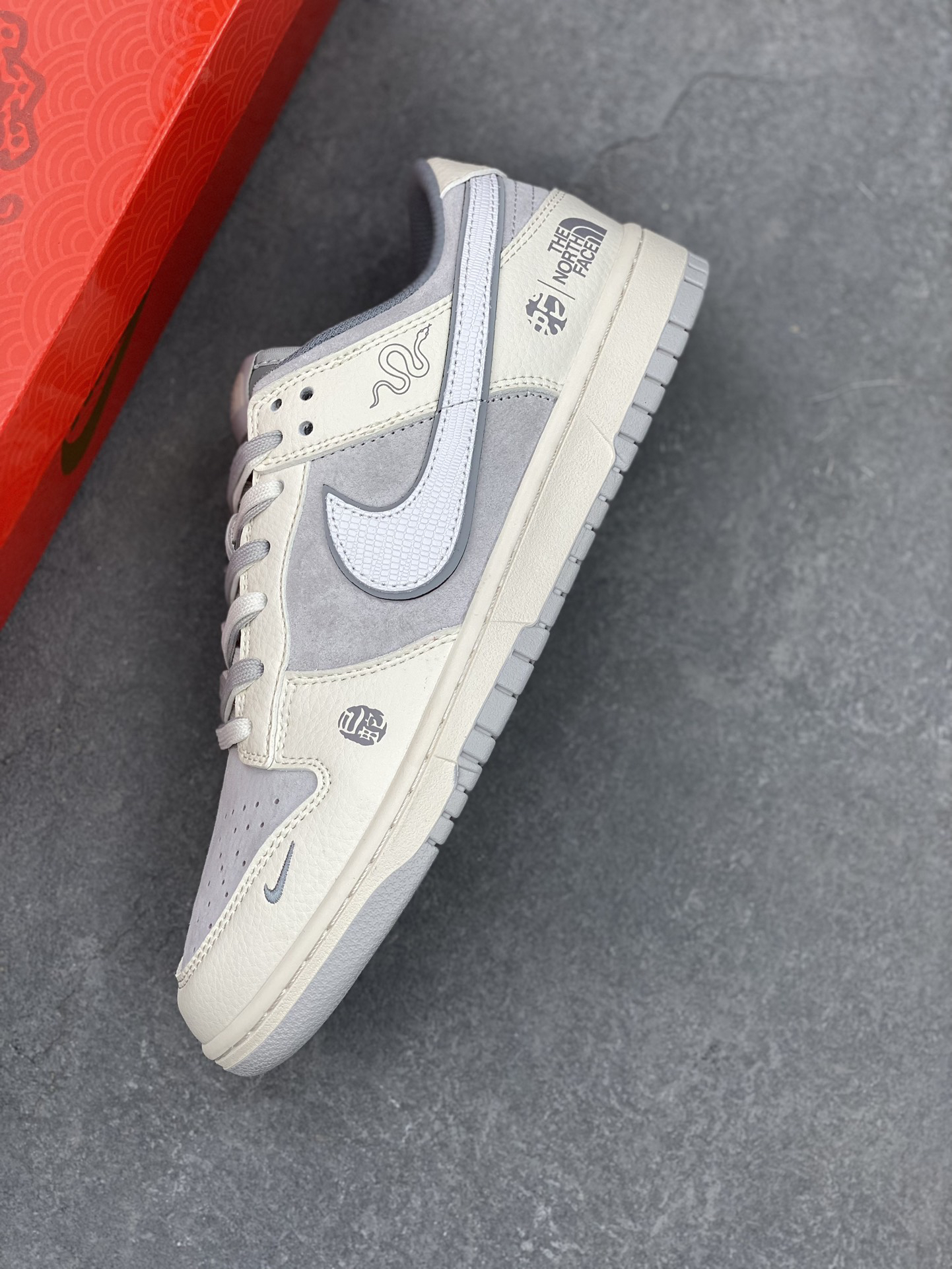 「コラボモデル」The North Face x Nike SB Dunk Low スネークイヤー エディション 'White Grey' ダブルシューレース スニーカー