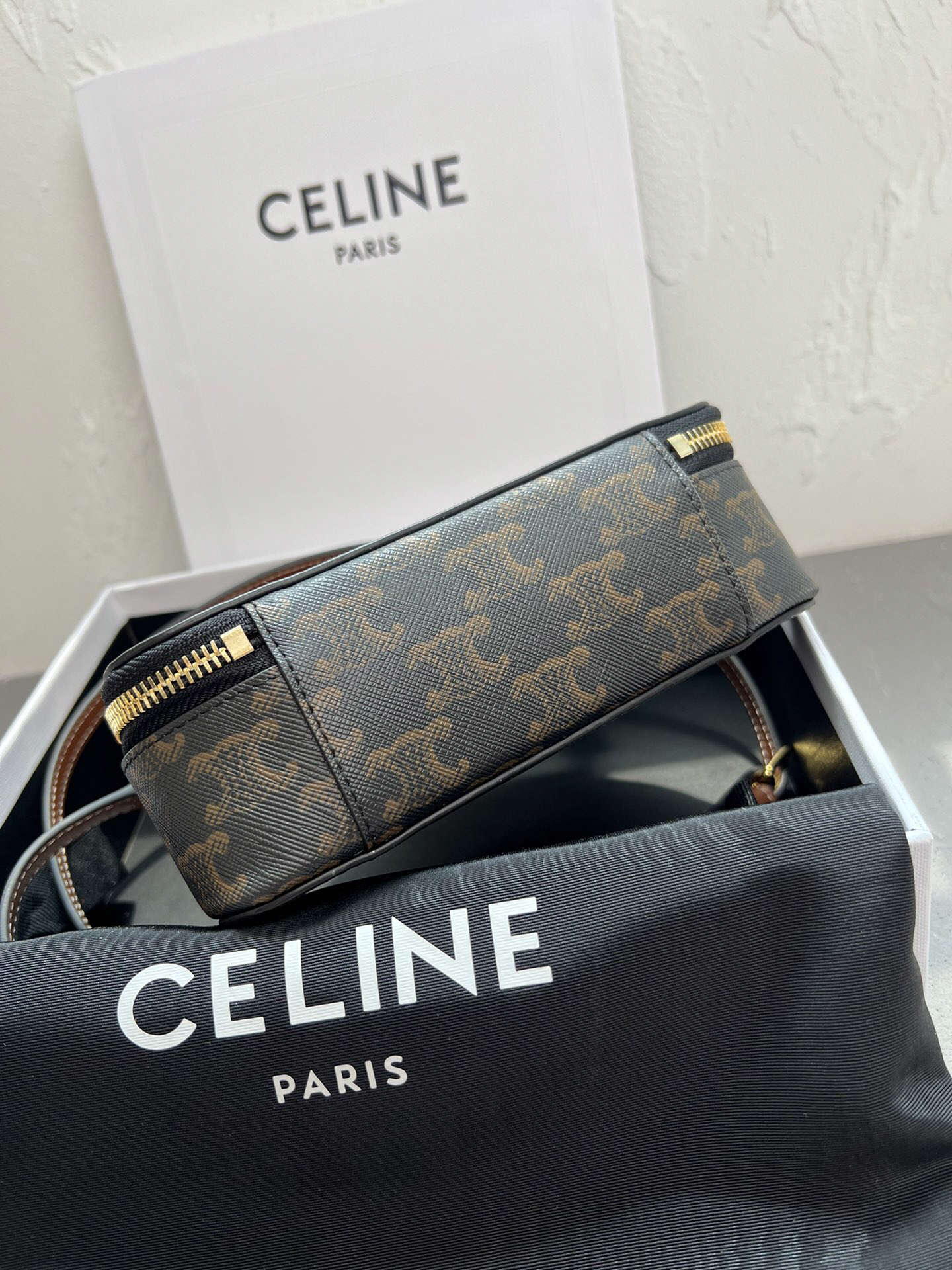 セリーヌ「CelineTRIOMPHE CANVAS 半月型ショルダーバッグ