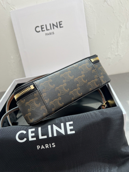セリーヌ「CelineTRIOMPHE CANVAS 半月型ショルダーバッグ
