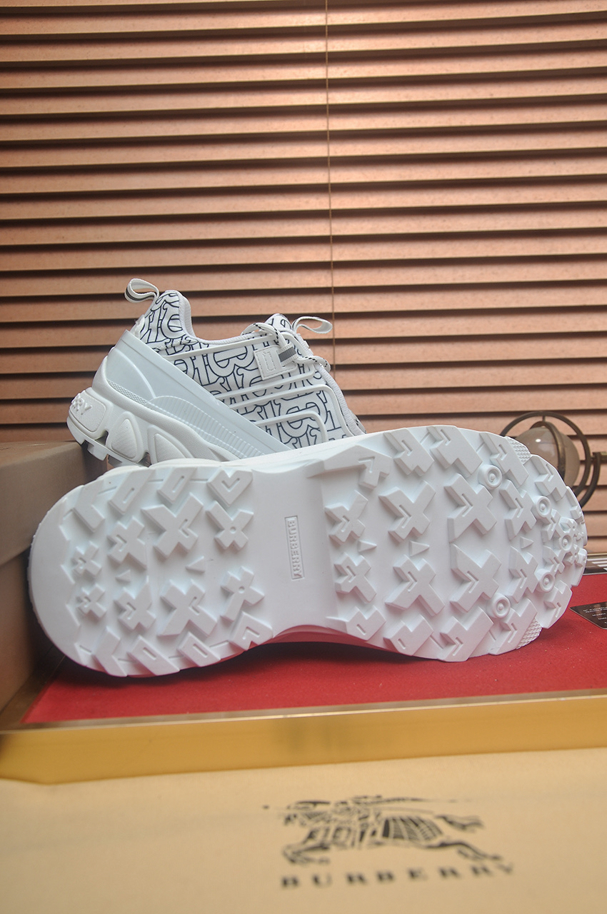 バーバリー「Burberry」バーバリークラシックグレンチェック レザーコートチェック クラシックローファイ スニーカー