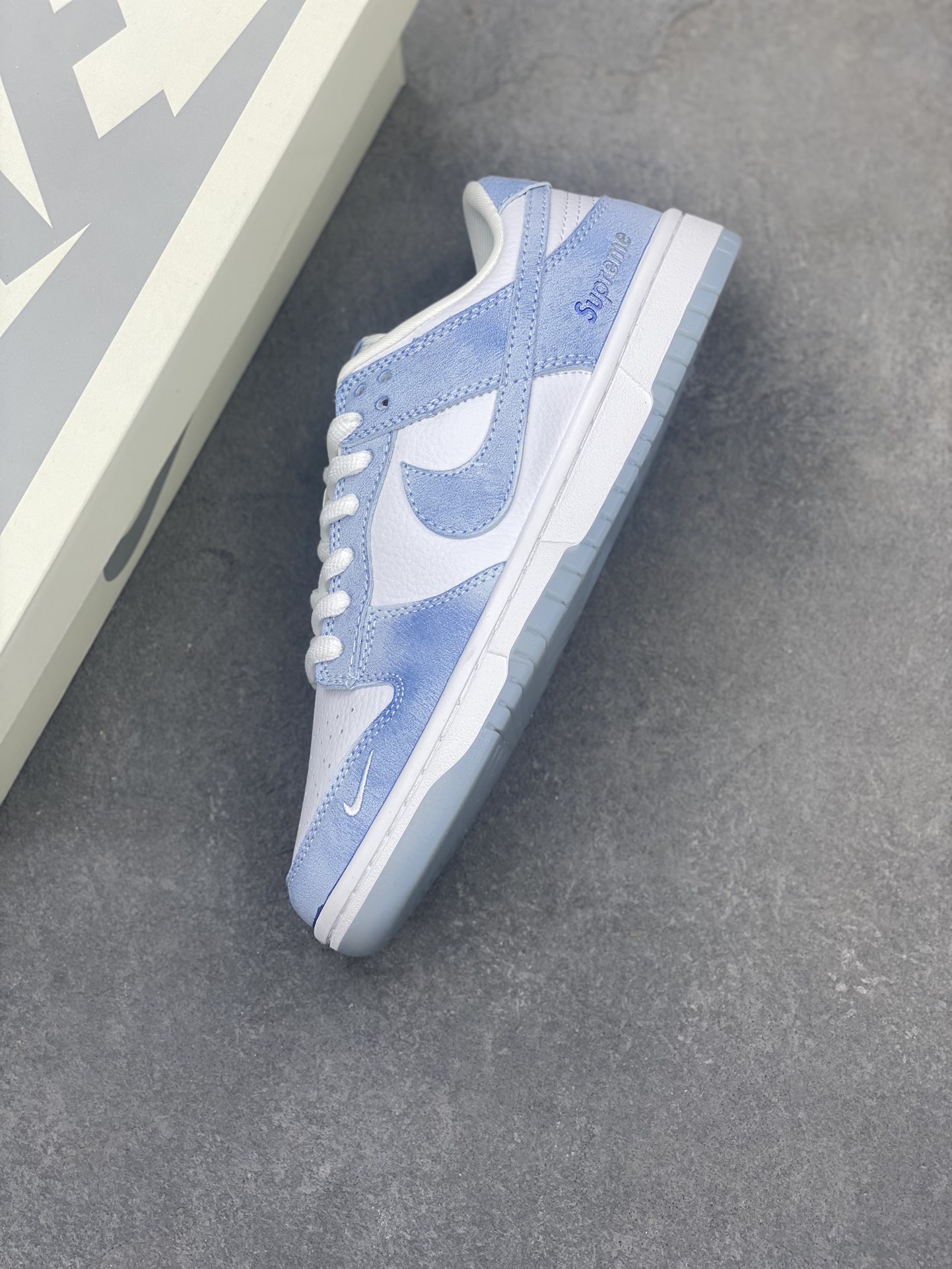 「コラボモデル」Supreme x Nike SB Dunk Low スニーカー