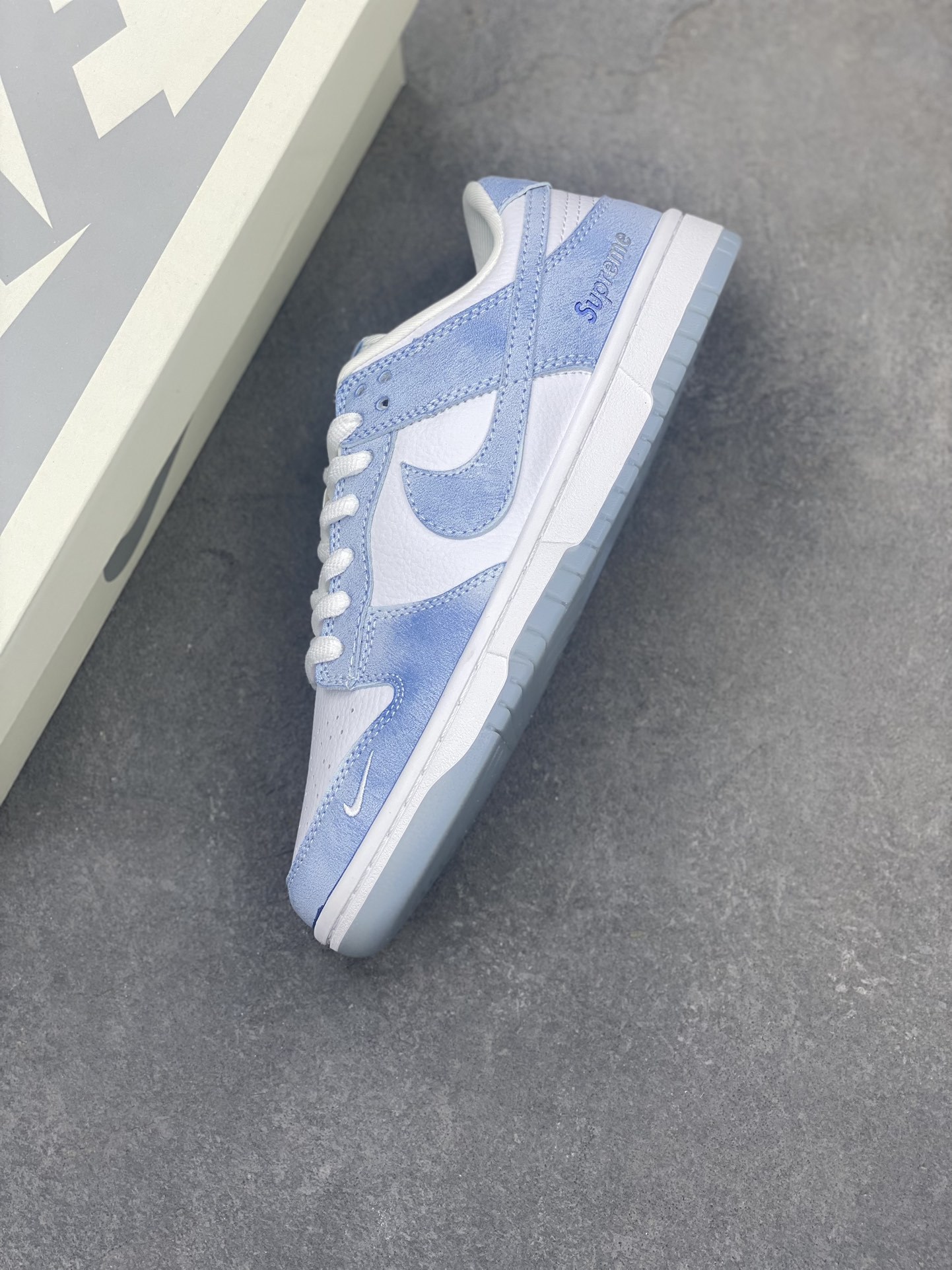 「コラボモデル」Supreme x Nike SB Dunk Low スニーカー