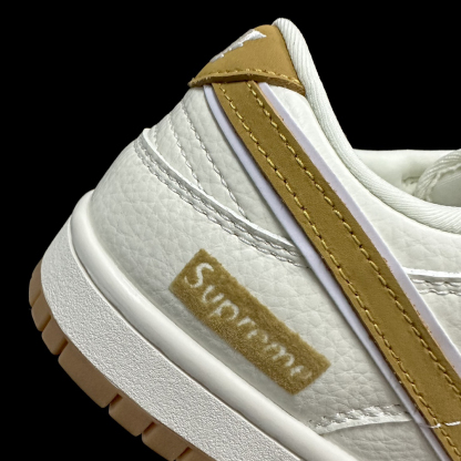 「コラボモデル」Supreme x Nike SB Dunk Low スニーカー