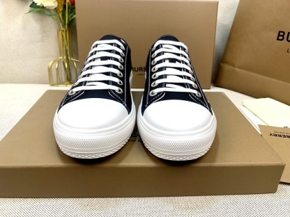 バーバリー「Burberry」メンズクラシックローカットスニーカー