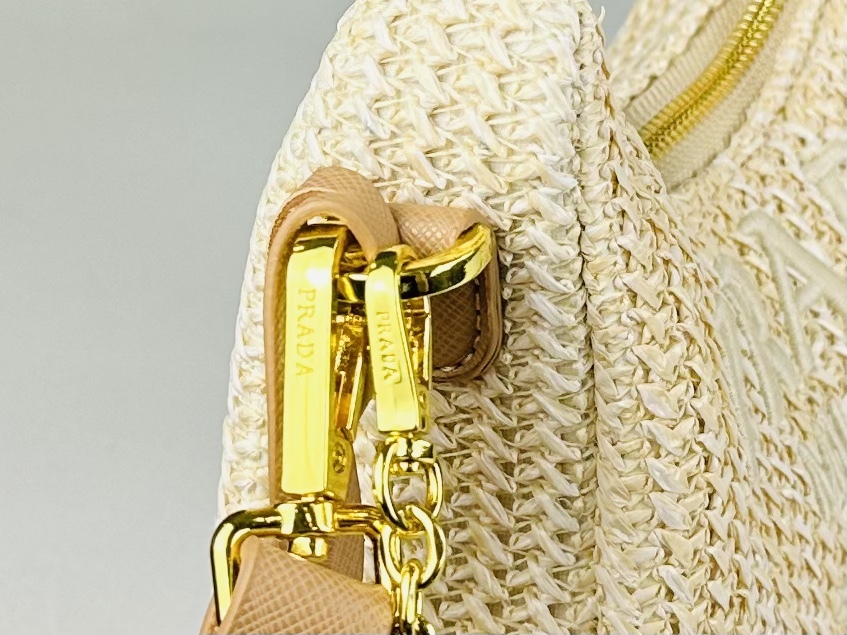 プラダ「Prada」  ペールアプリコット ブレイドアンダーアームバッグ 2369 ニットバッグ