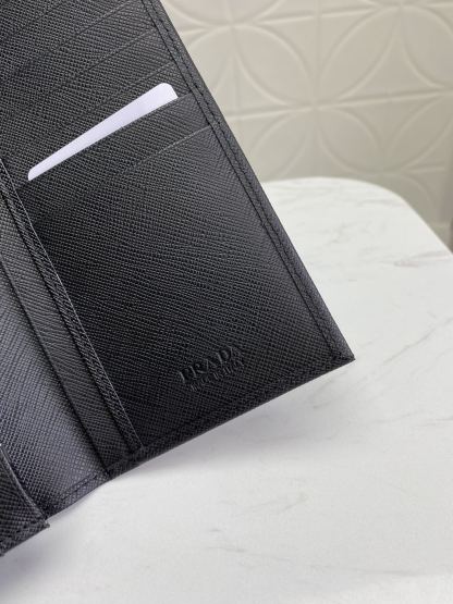 プラダ「PRADA」定番のスーツに二つ折り財布