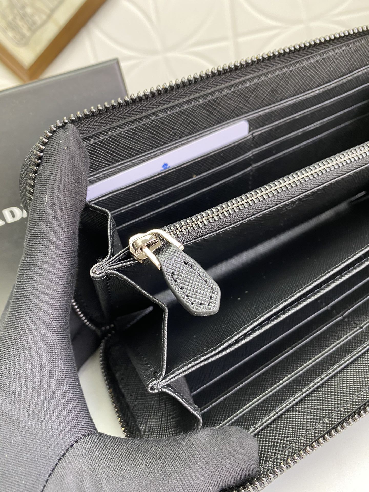 プラダ「PRADA」サフィアーノレザー 財布