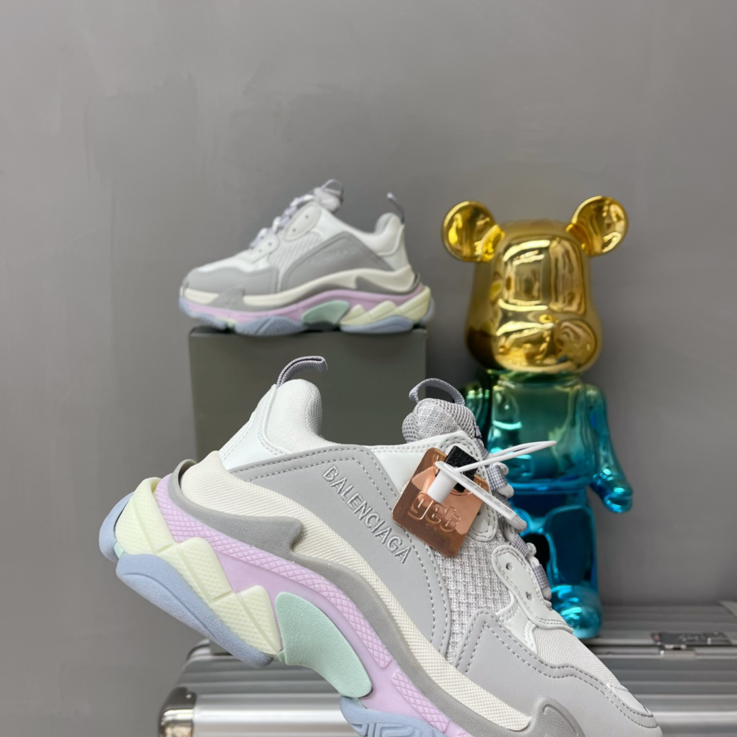 バレンシアガ「Balenciaga」Triple S スニーカー