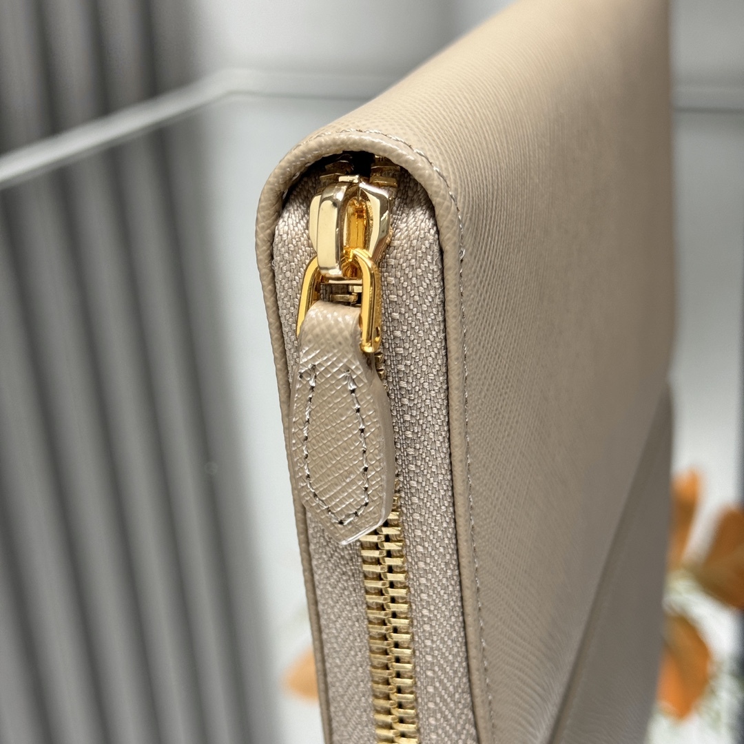 プラダ「PRADA」サフィアーノ レザー 財布
