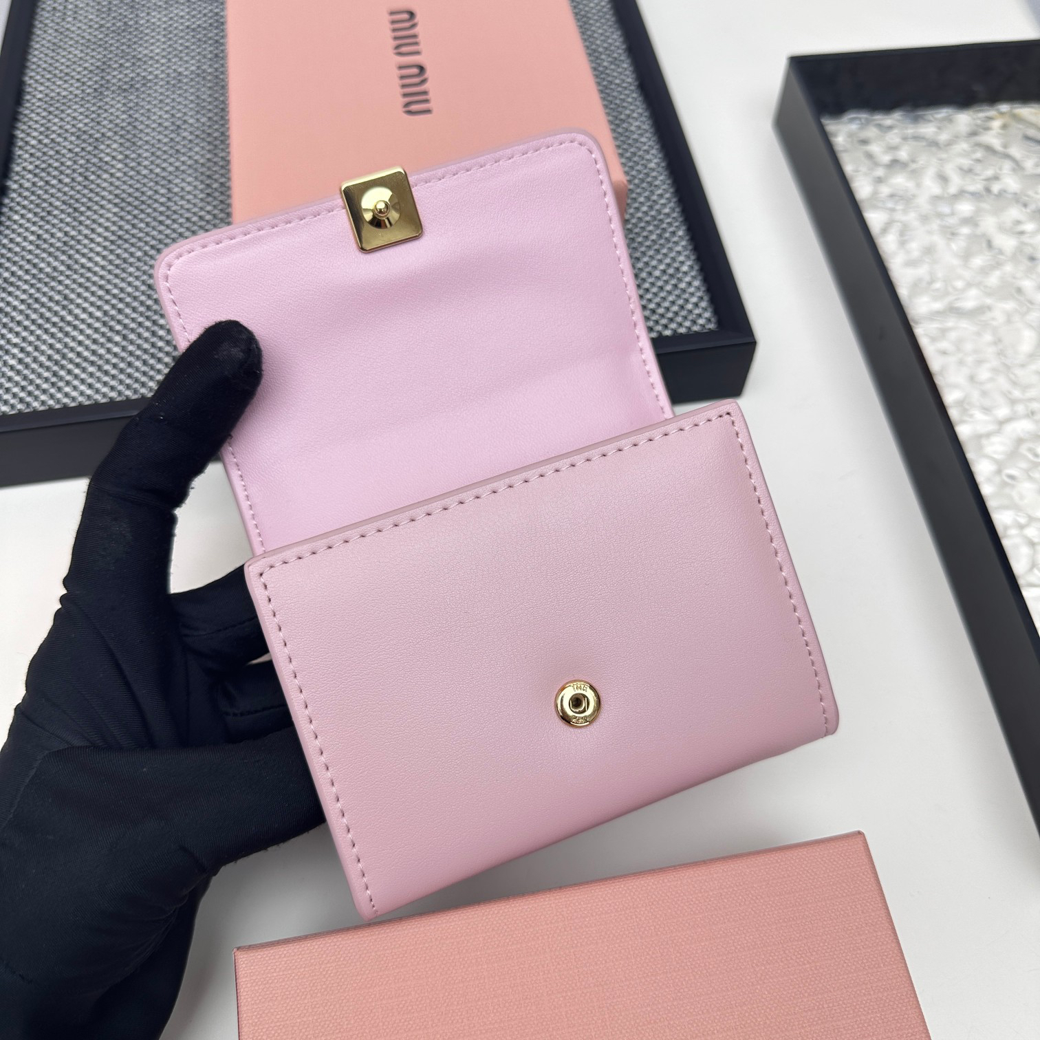 ミュウミュウ「Miu Miu」二つ折りスモールウォレット