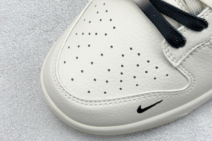 「コラボモデル」Supreme x Nike SB Dunk Low スニーカー