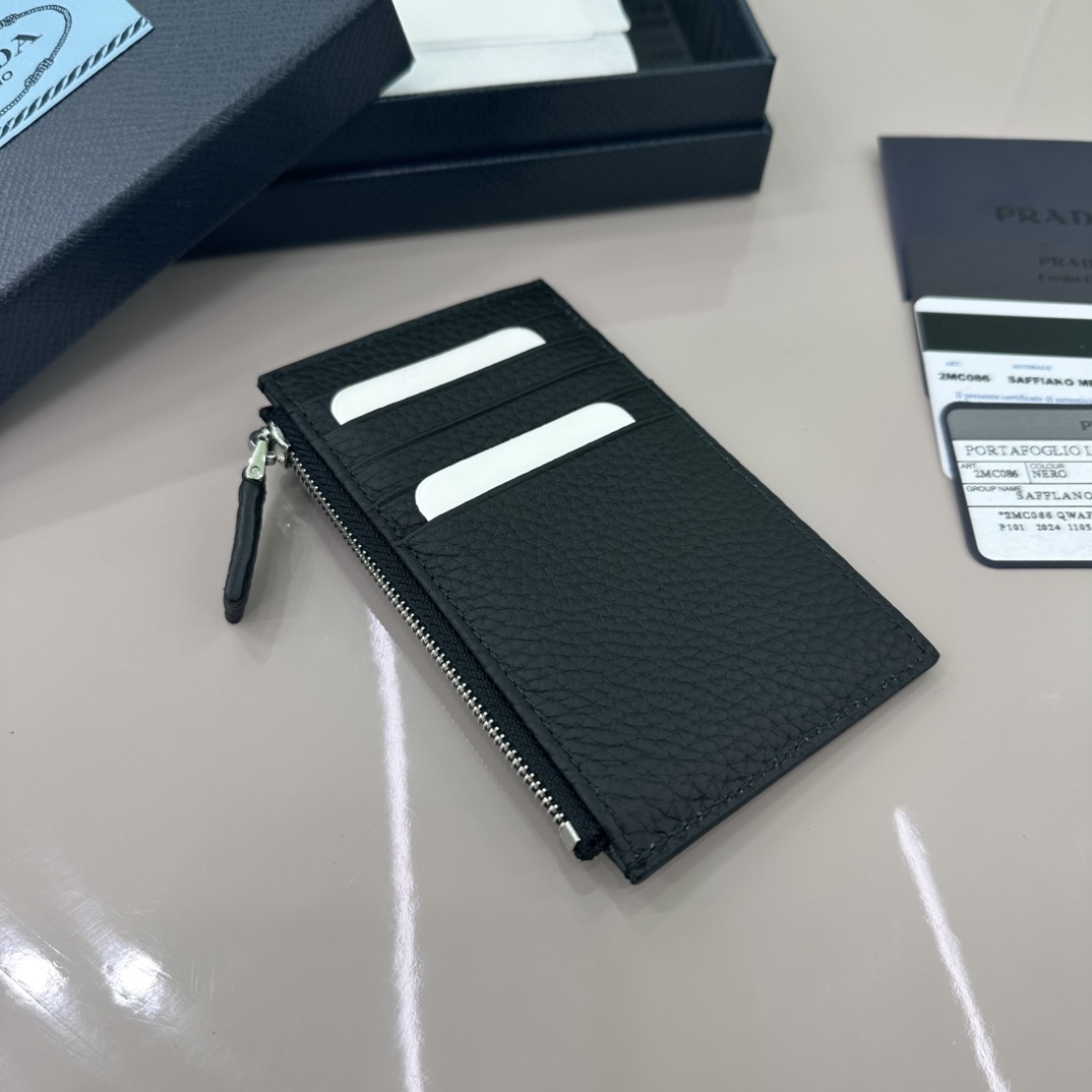 プラダ「Prada」レザーカードケース