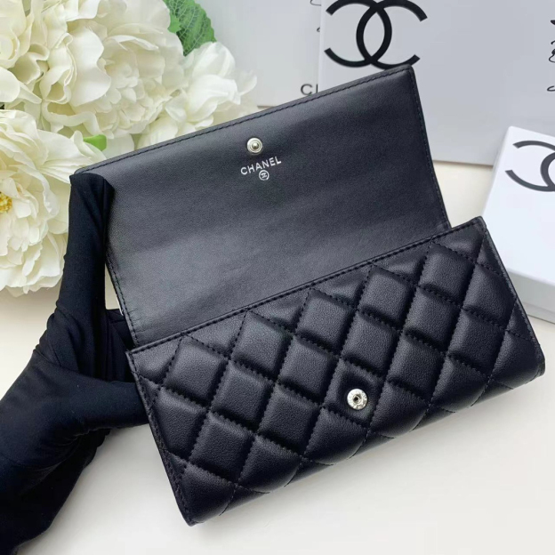 シャネル「Chanel」二つ折りレザーウォレット