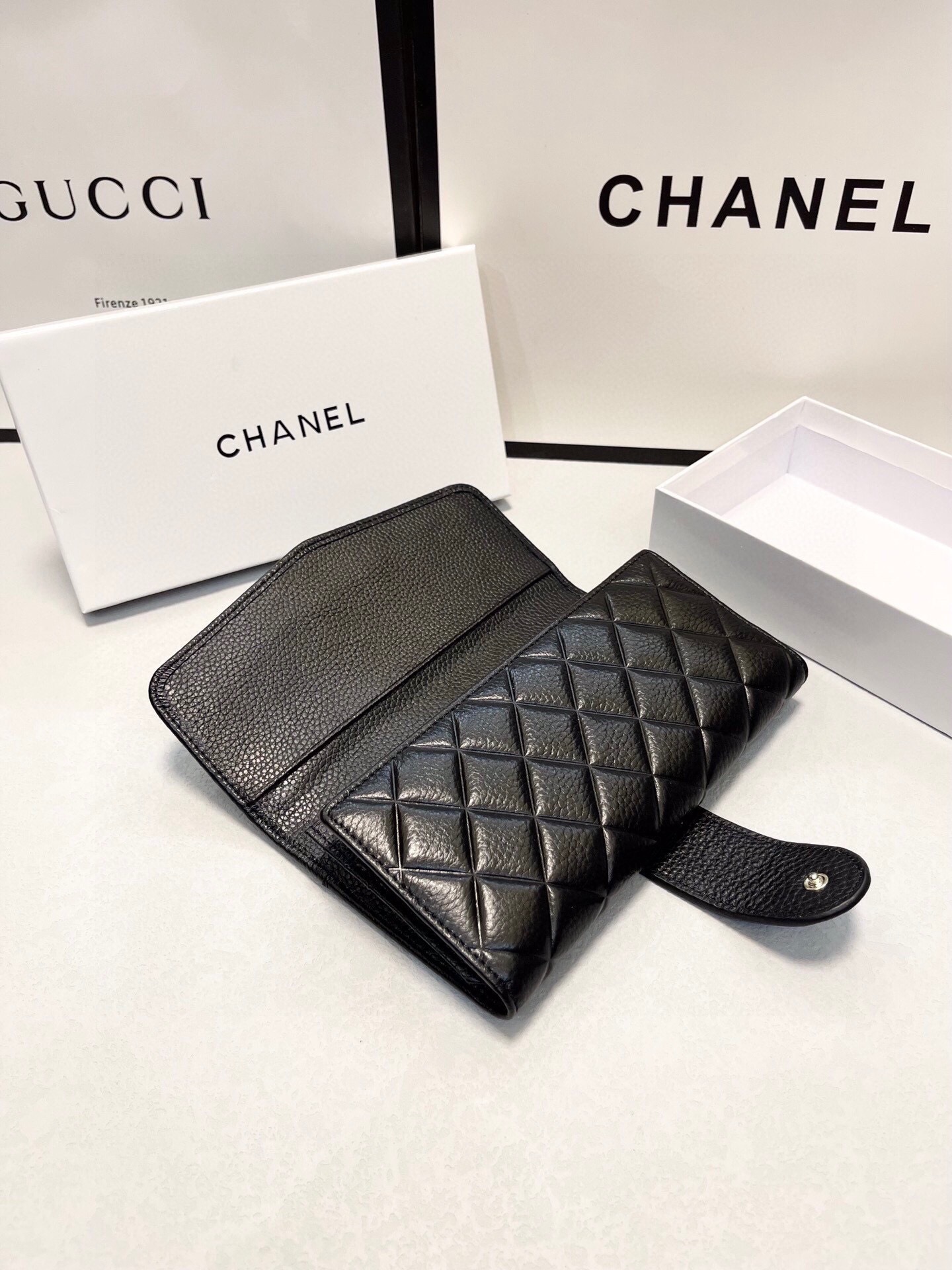 シャネル「Chanel」三つ折りレザーウォレット