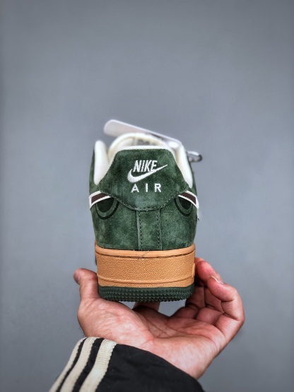 「コラボモデル」Supreme x Nike SB Dunk Low スニーカー