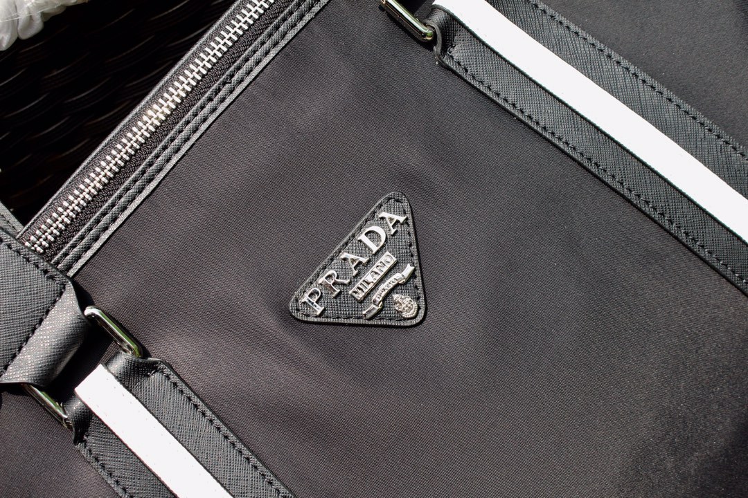 プラダ「Prada」 トラベルトートバッグ