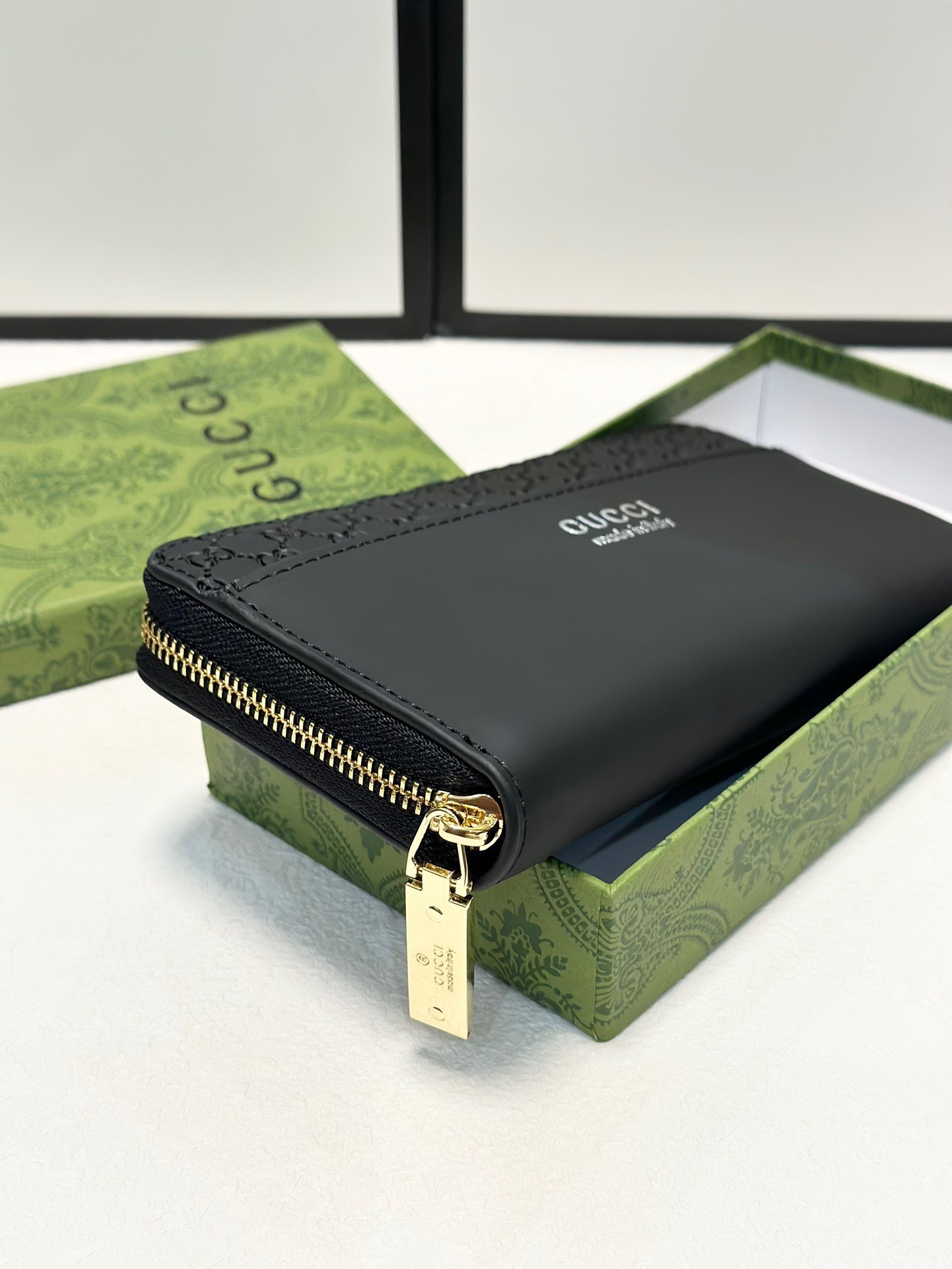 グッチ「Gucci」シグネチャー レザー ウェブ ジップアラウンドウォレット