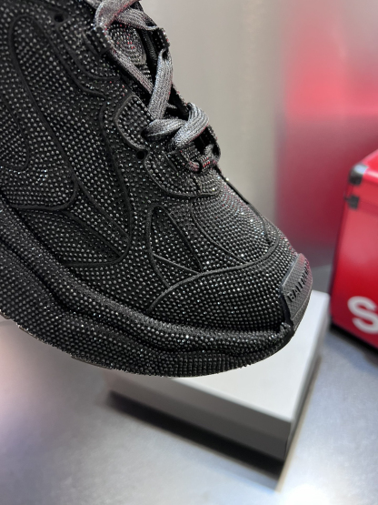 バレンシアガ「Balenciaga」ハンドエンボスド3XLシリーズ スニーカー
