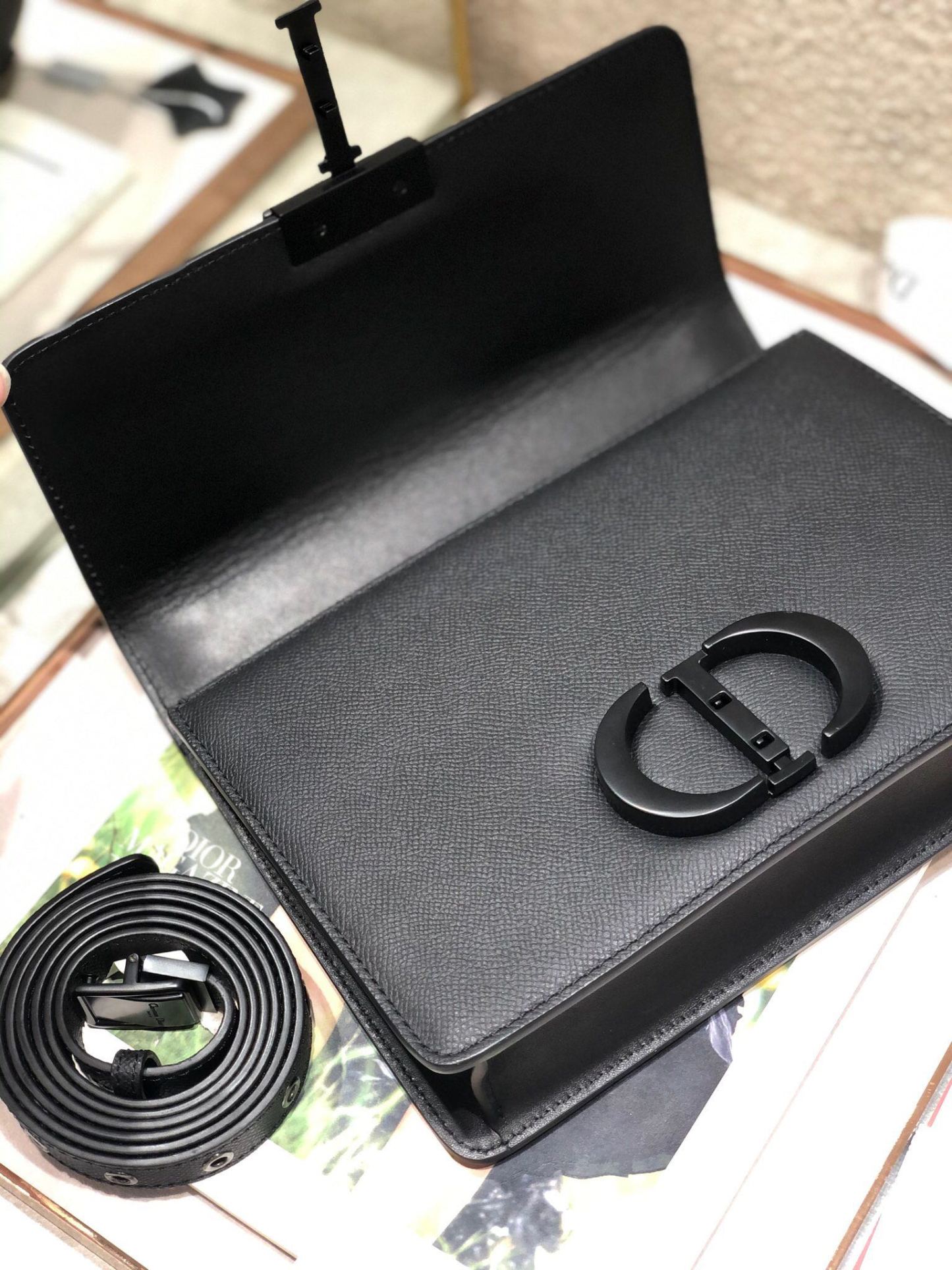 ディオール「Dior」モンターニュ30 掌紋レザー ショルダーバッグ（ブラックハードウェア）