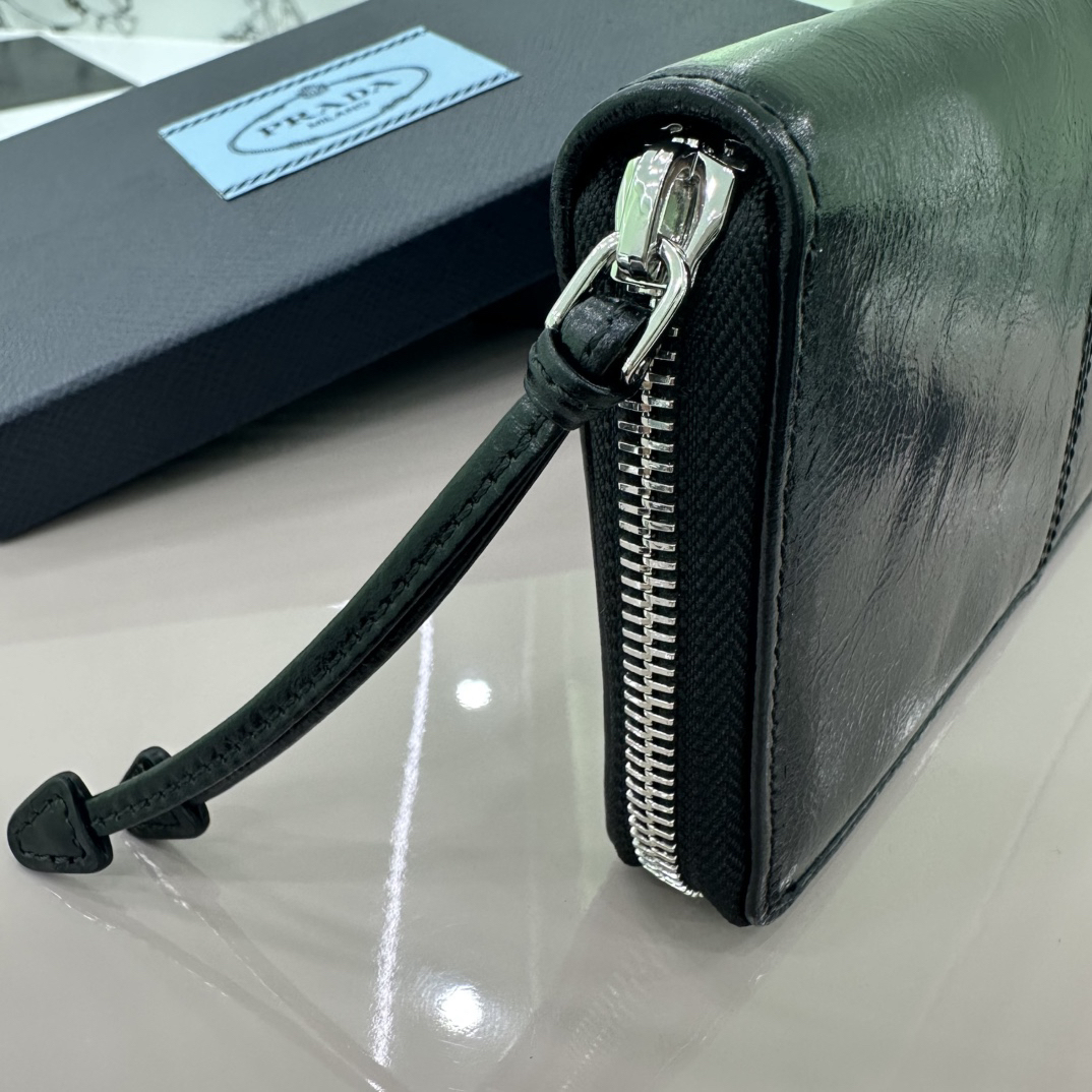 プラダ「Prada」 シングルジップ ウォレット