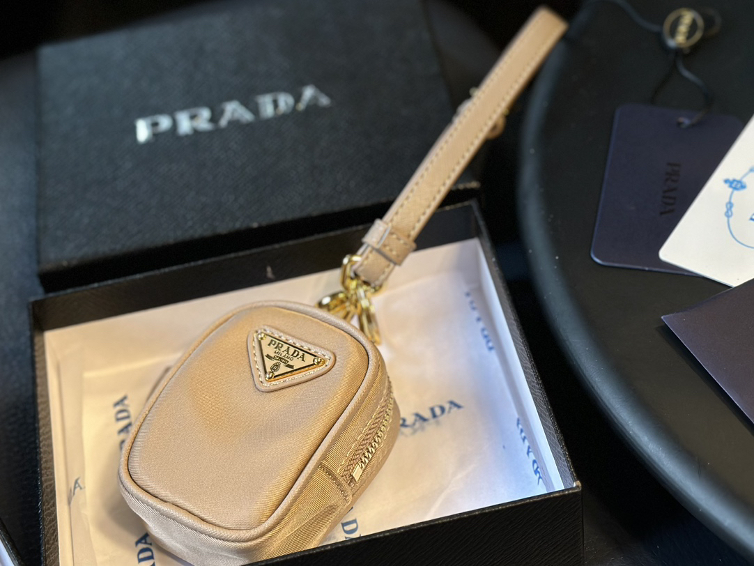 プラダ「Prada」トライアングルロゴ ミニコインケース