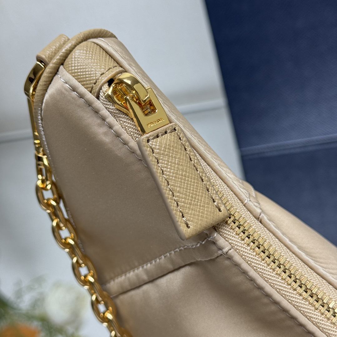 プラダ「Prada」リナイロン ムーンショルダーバッグ