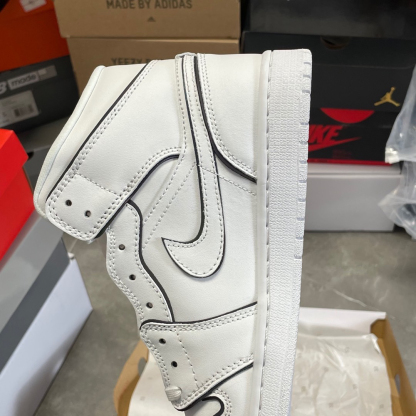 ナイキ「Nike」Wmns Air Jordan 1 Mid SE 'IRIDESCENT TRIM'