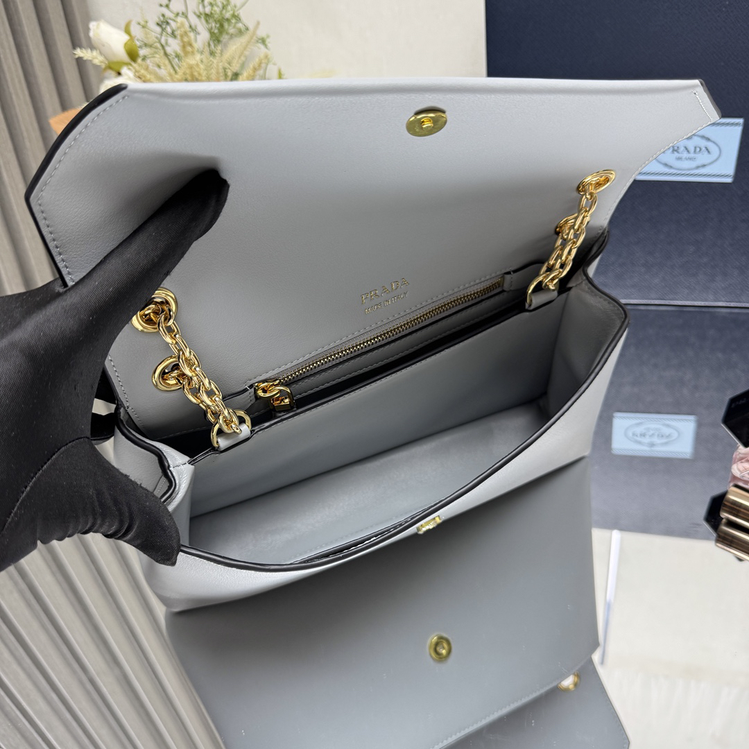 プラダ「Prada」2025 チェーンショルダーバッグ  スモール