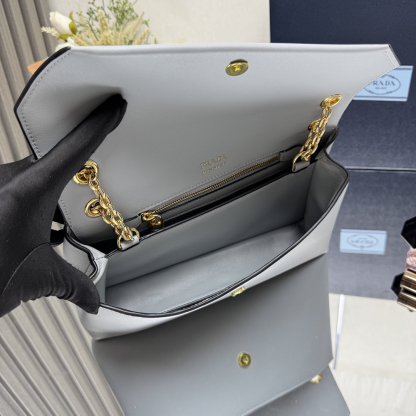 プラダ「Prada」2025 チェーンショルダーバッグ  スモール