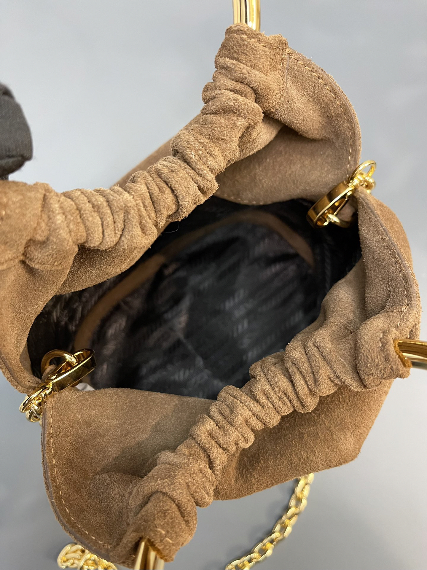 プラダ「Prada」 ヌバックレザー バケットバッグ