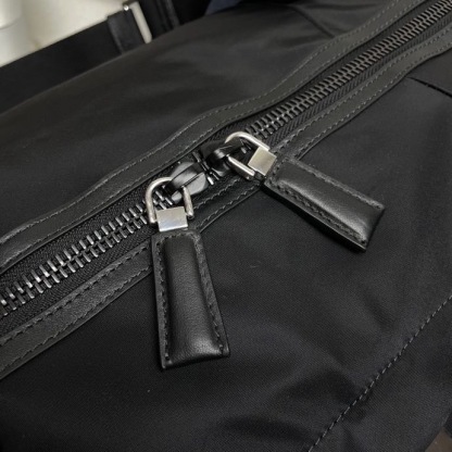 プラダ「Prada」 リジェネレイテッド ナイロン トラベルバッグ