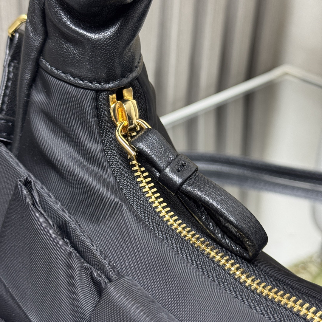 プラダ「Prada」  リジェネレイテッド ナイロン＆ナッパレザー ボウショルダーバッグ