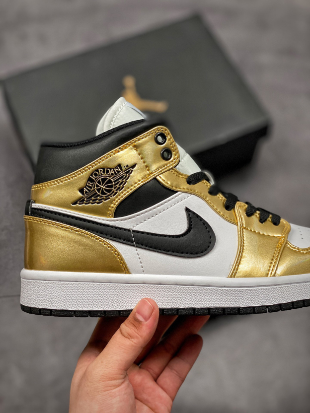 ナイキ「Nike」  エアジョーダン1 ミッド "メタリックゴールド" スニーカー