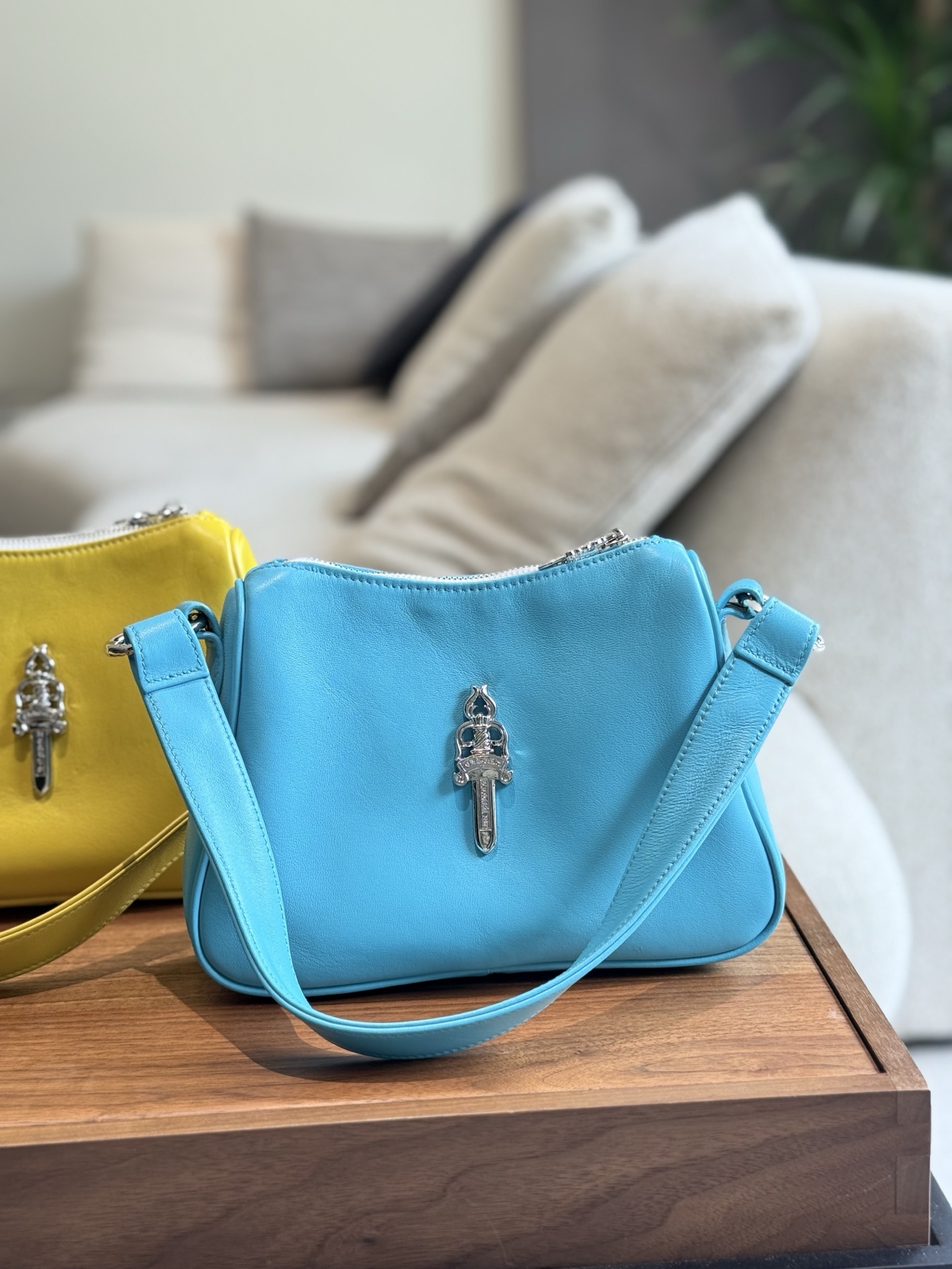 クロムハーツ「Chrome Hearts」十字架のショルダーバッグ