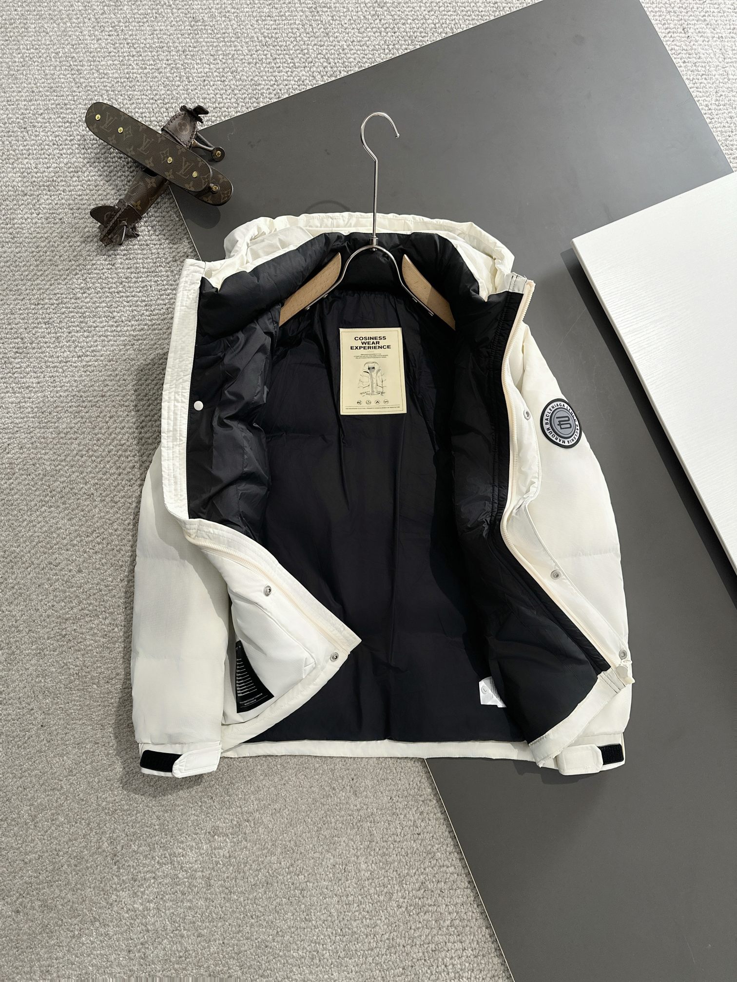 バレンシアガ「Balenciaga」‌秋冬フード付きダウンジャケット