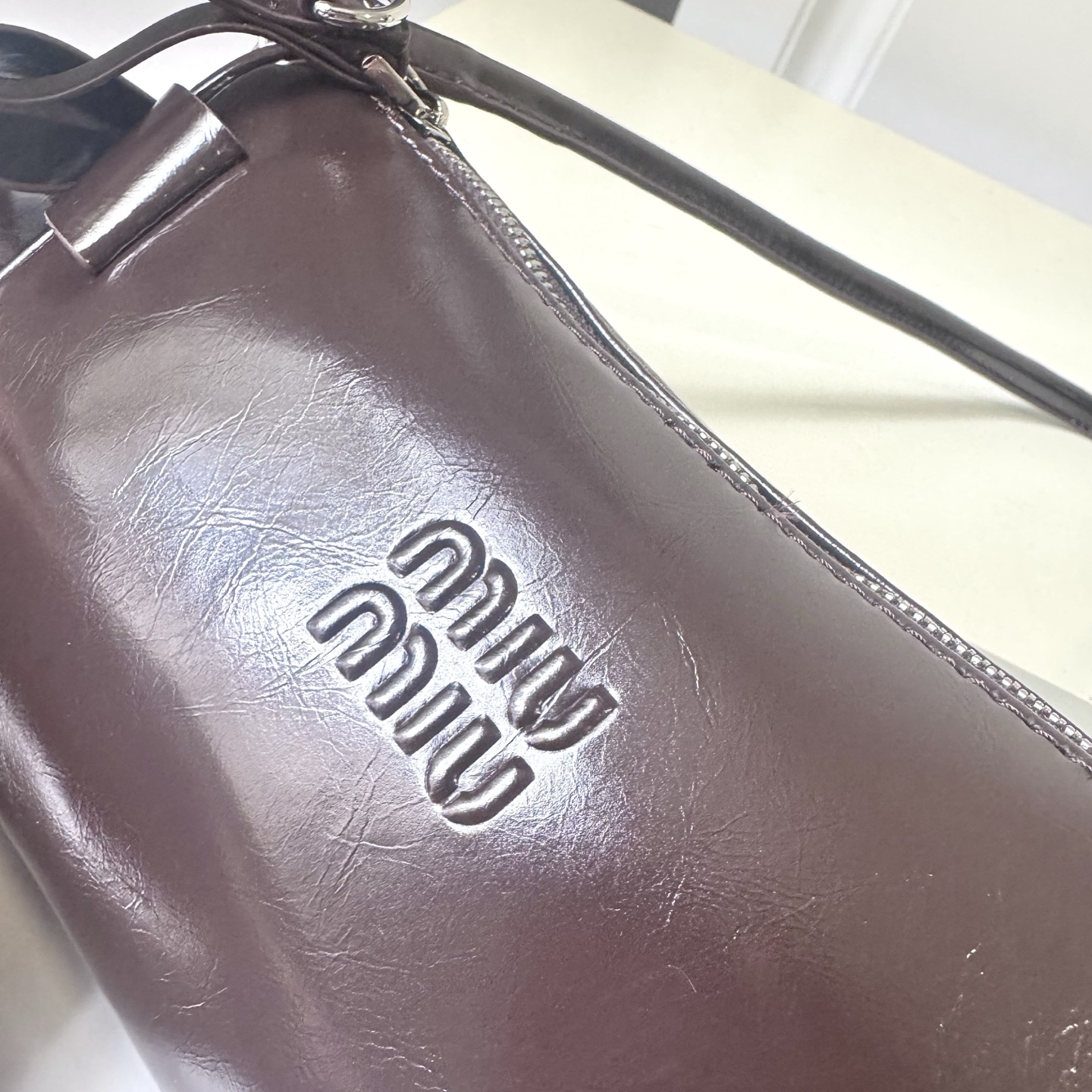 ミュウミュウ「Miu Miu」ミュウミュウ シャイニーレザーポーチ 5NE029 / ハンドバッグ
