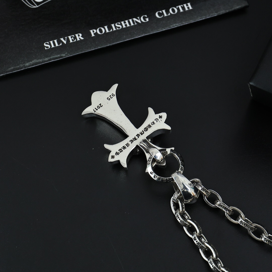 クロムハーツ「Chrome Hearts」のクラシックネックレス - 日常に上品なアクセントを添えるユニセックスモデル