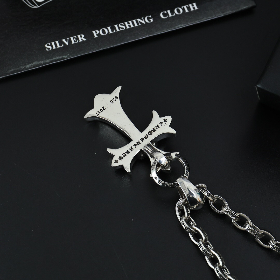 クロムハーツ「Chrome Hearts」のクラシックネックレス - 日常に上品なアクセントを添えるユニセックスモデル