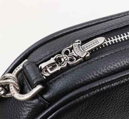 クロムハーツ「Chrome Hearts」十字架のショルダーバッグ